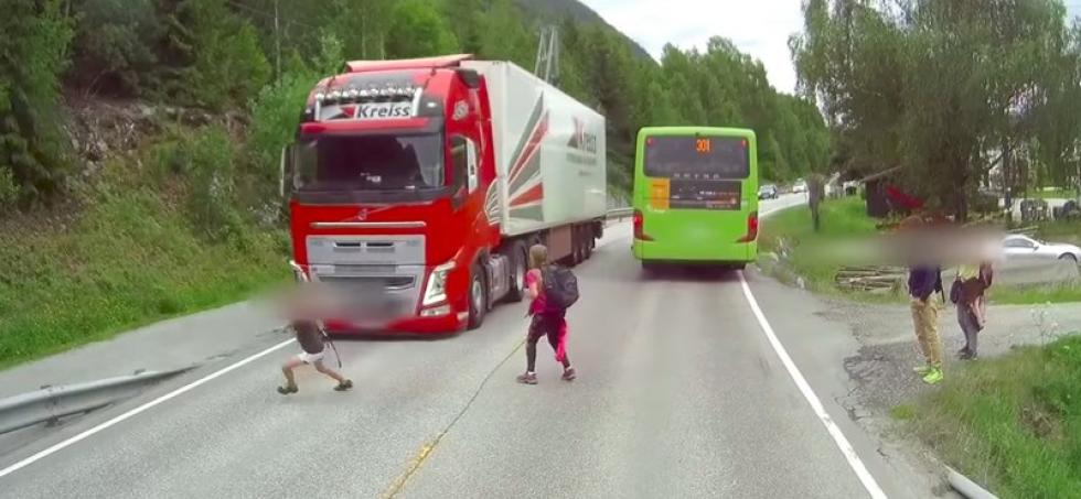 Kamionos lélekjelenlétén múlt, hogy nem történt tragédia az úton –  videó