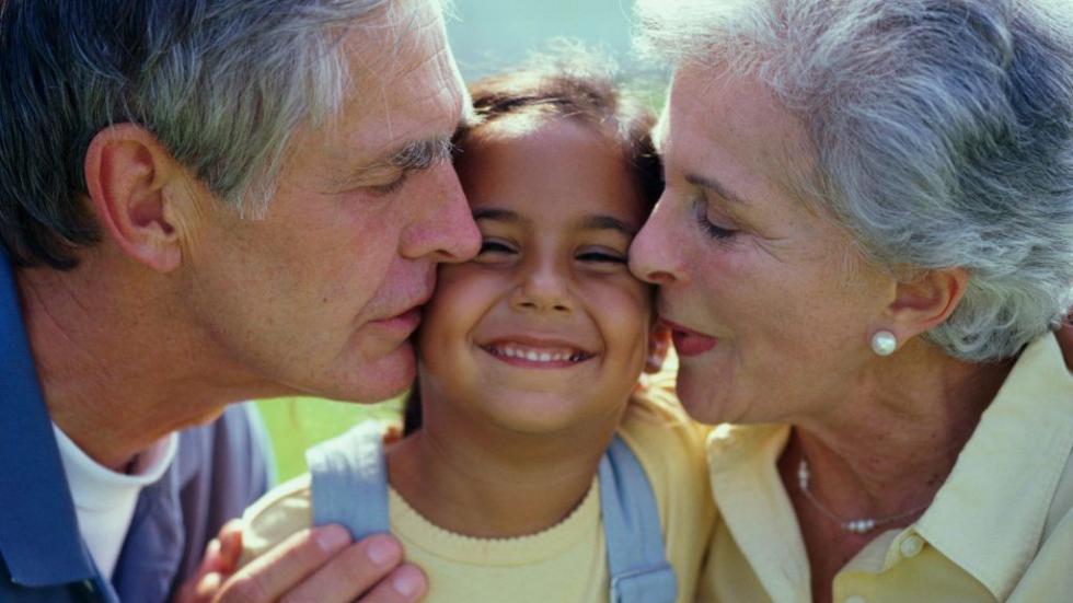 Brit tudósok állítása szerint a nagyszülők veszélyesek az unokáikra