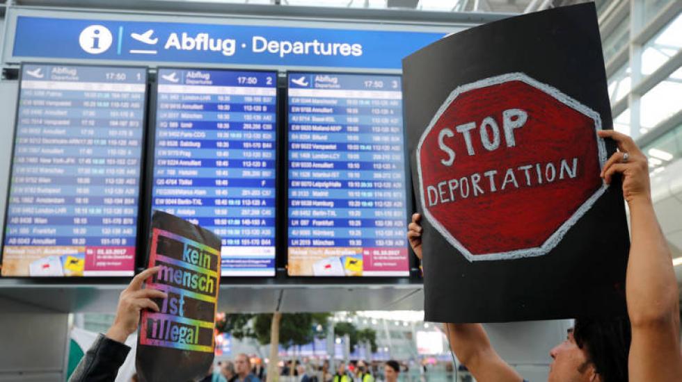 Kiderült: ezért nem merik visszavinni a migránsokat a német pilóták