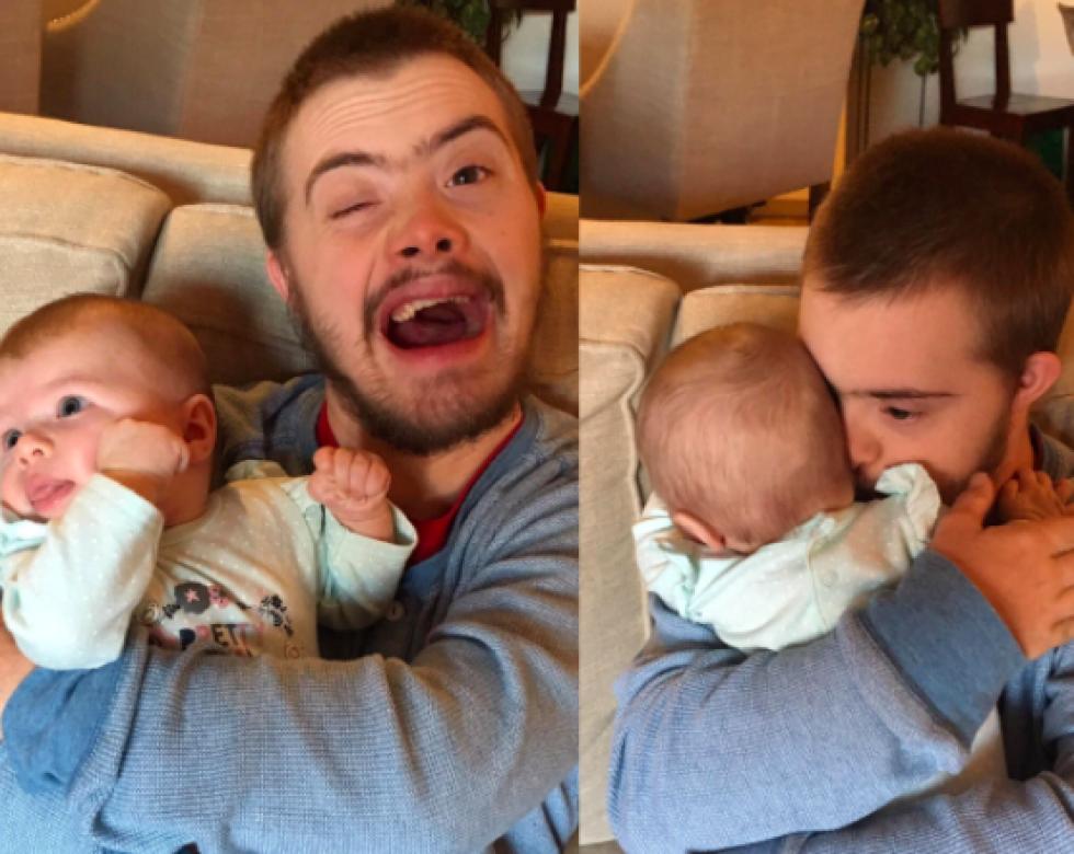 Odavan a net a Down-szindrómás fiúért, aki először tart a kezében babát