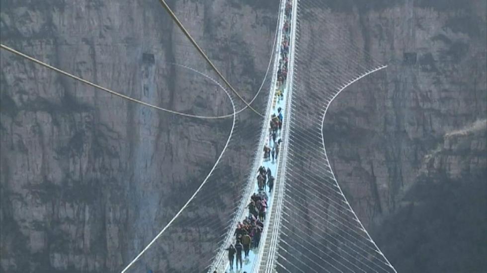 218 méter magas a világ leghosszabb üvegpadlós hídja Kínában - videó