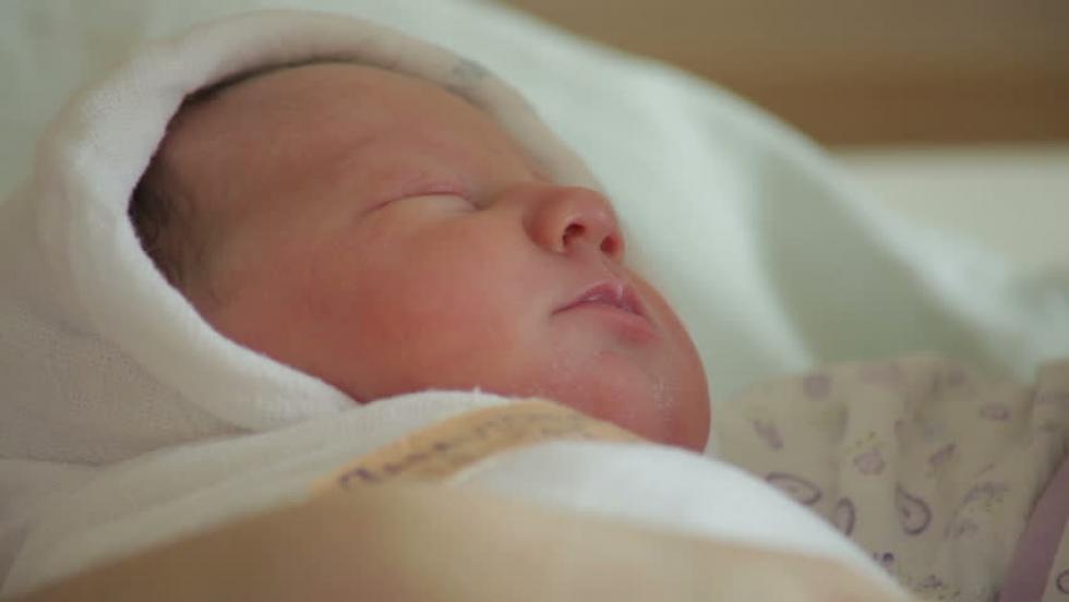 Szenteste vitte el új családjához az 5 napos babát a gyerekvédelmi szolgálat munkatársa