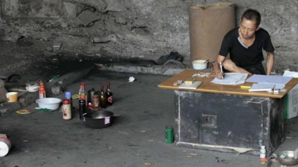 10 éve egy híd alatt él a kínai férfi, hogy megfejtse lottószámok titkát