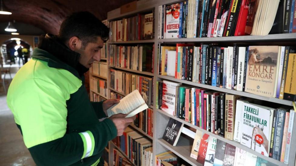 Kidobott könyvekből hoztak létre könyvtárat a török kukások