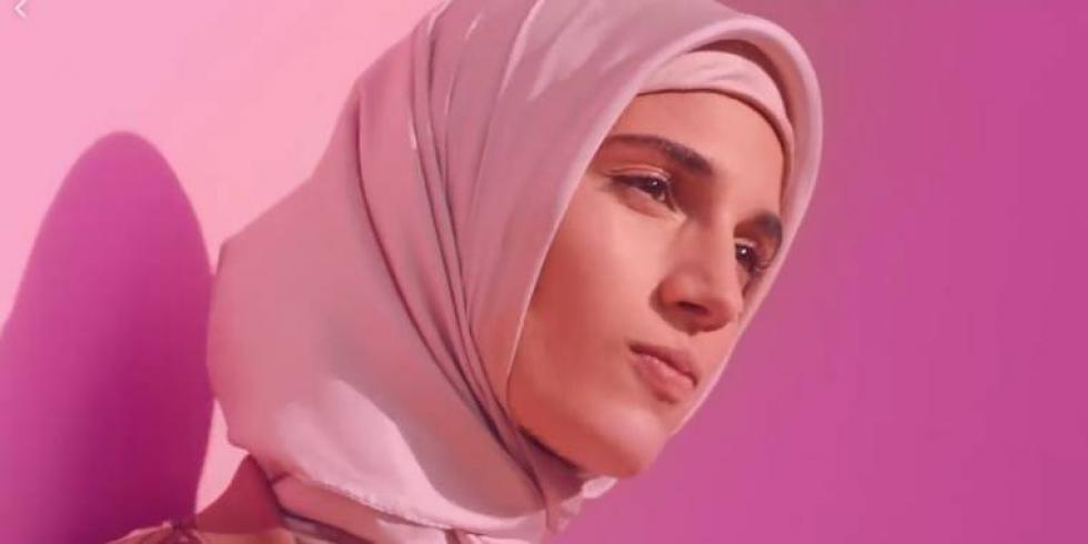 Hidzsábos nővel reklámozzák a németek egyik kedvenc édességét