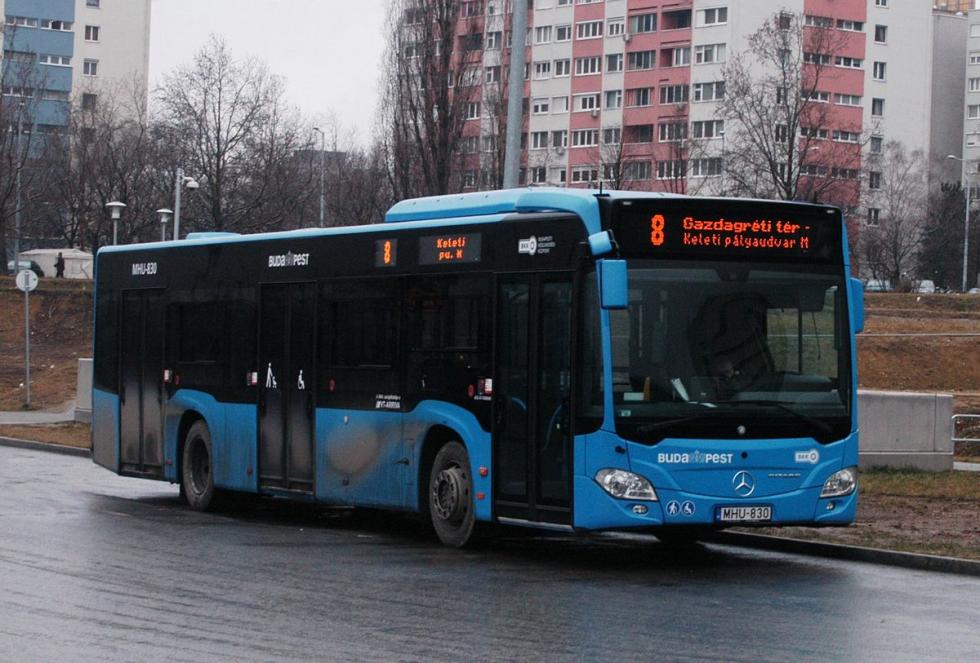 Őrjöngő utas miatt rettegtek a buszon utazók Budapesten
