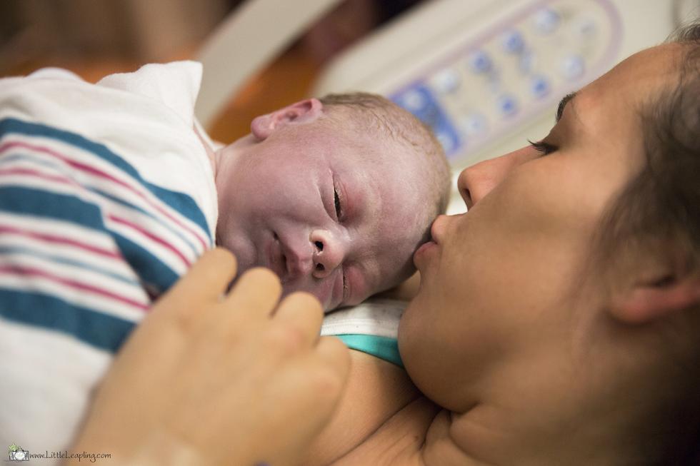 Apuka kapta el a babát, aki a sürgősségi folyosóján született meg – fotók