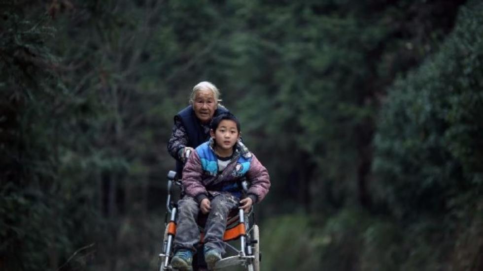 24 kilométert gyalogol a nagyi naponta, hogy kerekesszékes unokáját iskolába vigye