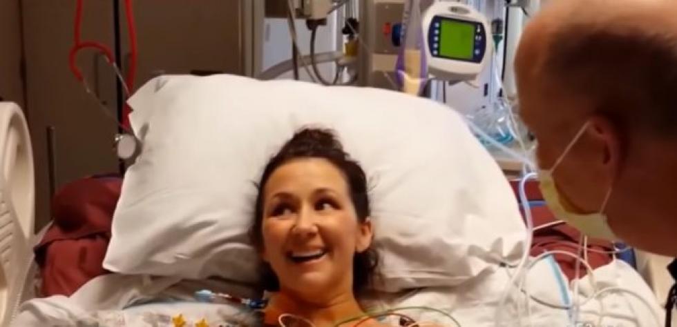 Fiatal nő első lélegzetvétele, miután új tüdőt kapott  – videó