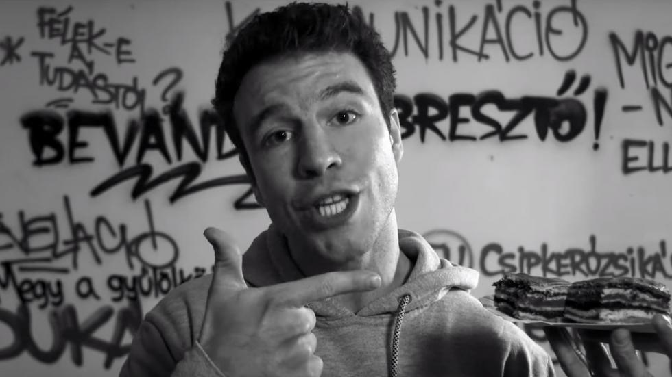 Migránsok fogalmáról tanít rappelve a fiatal magyar színész – videó