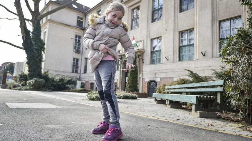 Hetekig nem vették észre két kórházban, hogy ceruza fúródott a kislány lábába