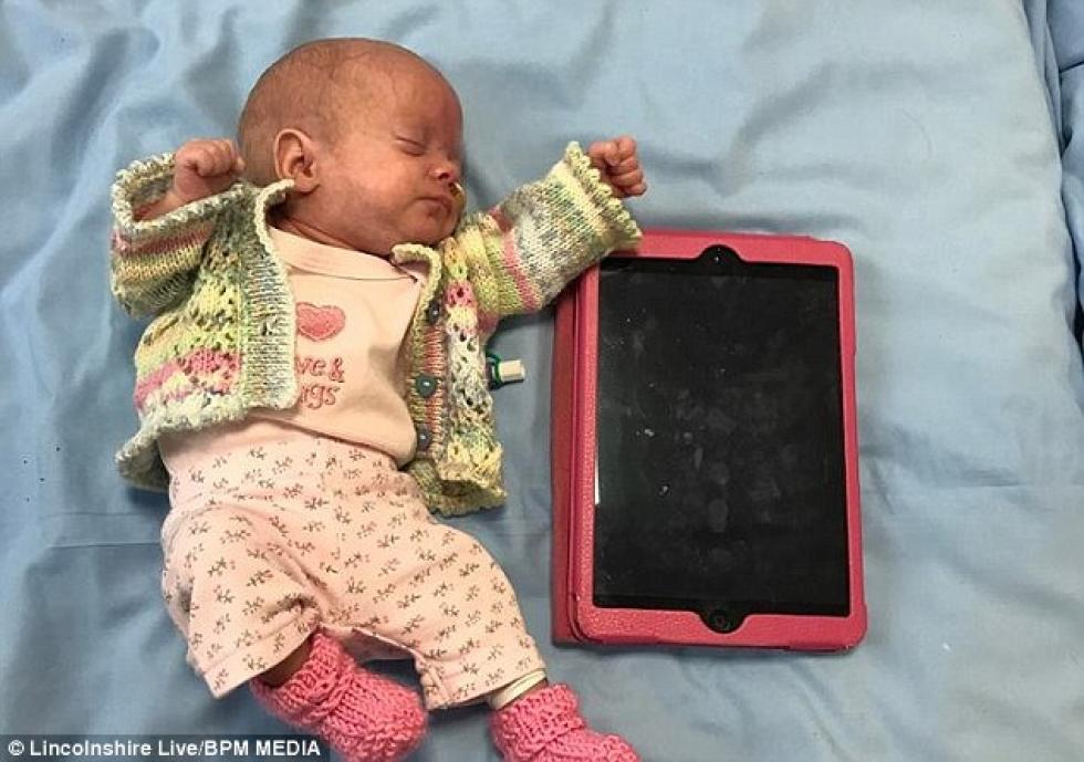 Elfért édesanyja tenyerében a 800 grammal született apró baba