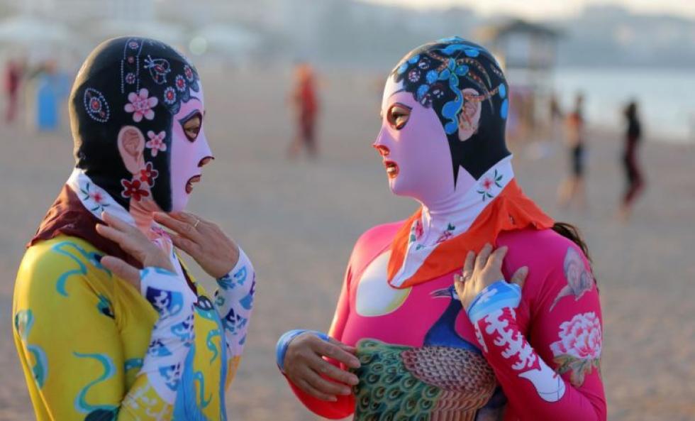 Bizarr arcruhával védi magát a naptól egyre több nő Kínában
