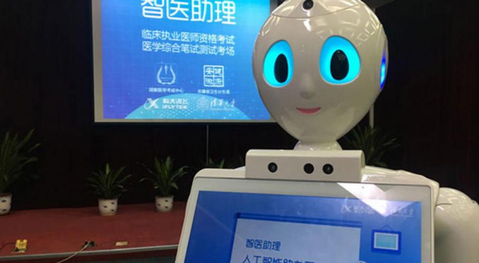 Bizarr jövő: robotorvos kezdett el dolgozni egy kínai kórházban