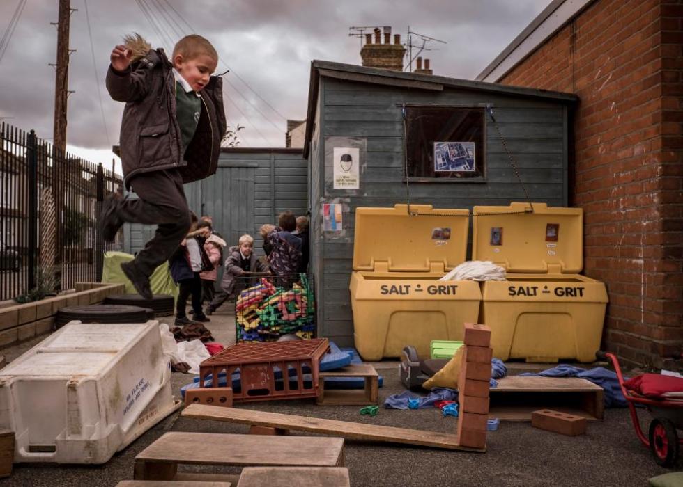 Veszélyes dolgokkal is engedik játszani a gyerekeket egy brit iskolában
