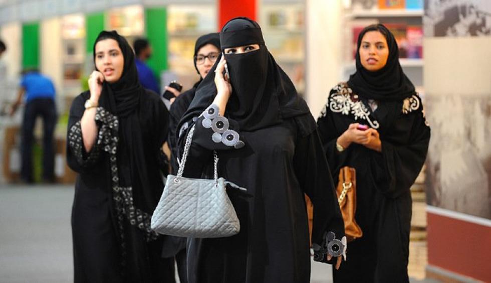 Szaúdi nőknek nem kötelező többé a fejkendő és az abaja viselete