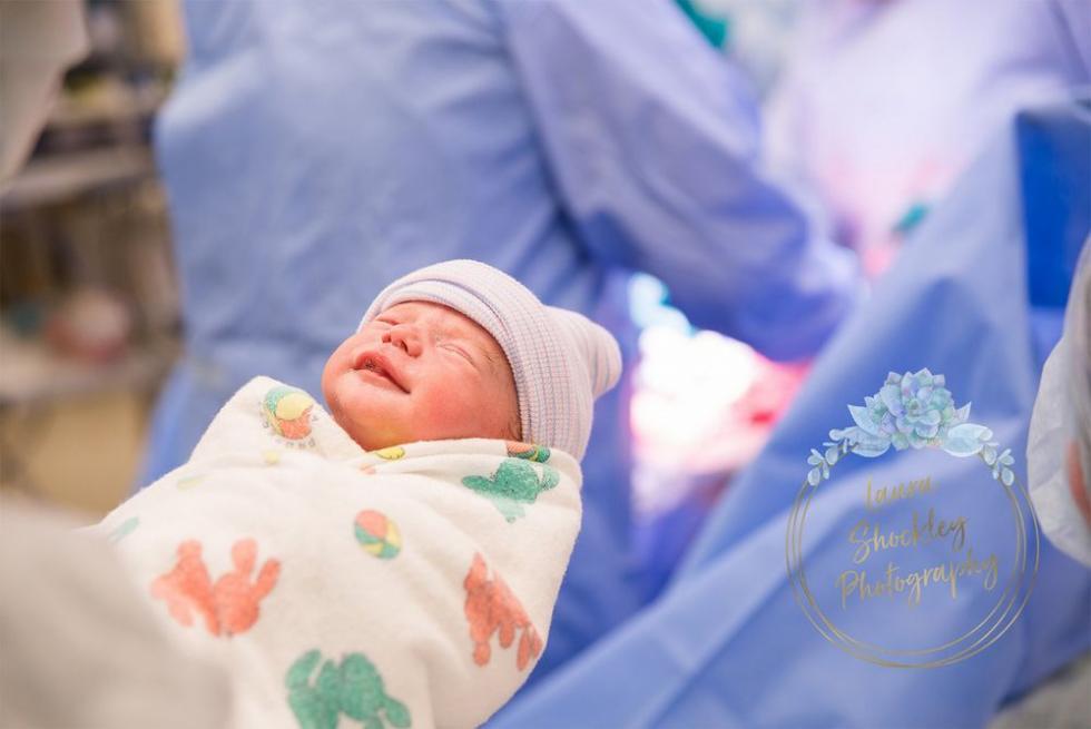 Mosolyogva és kitárt karokkal született meg a baba– fotók