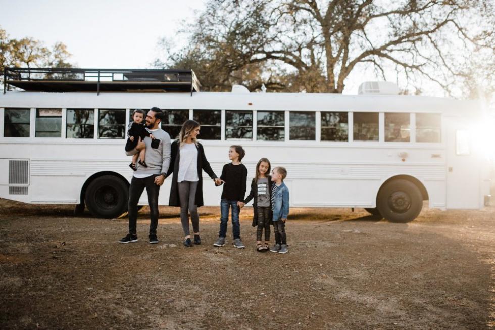 Villából egy felújított szuper iskolabuszba költözött a négygyerekes család