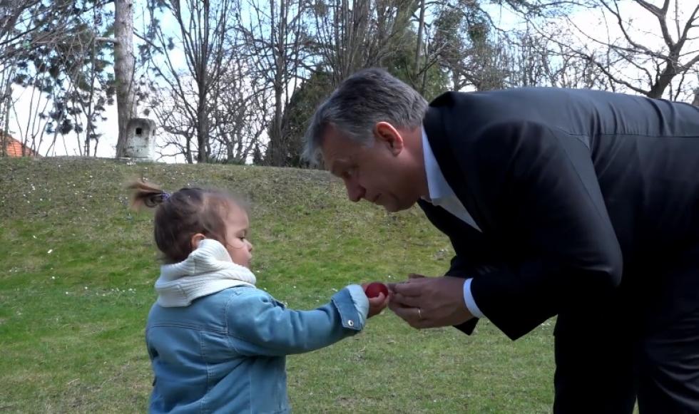 Tündéri unokáját locsolta meg Orbán Viktor húsvét hétfőn - videó