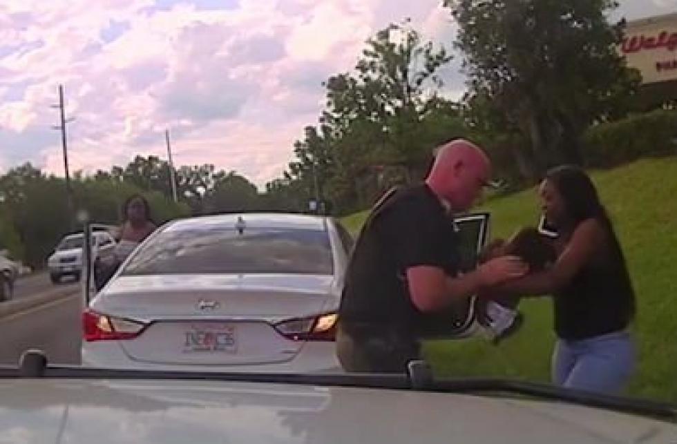 Rendőrautó kamerája vette fel hogyan menti meg a 3 hónapos babát a seriffhelyettes