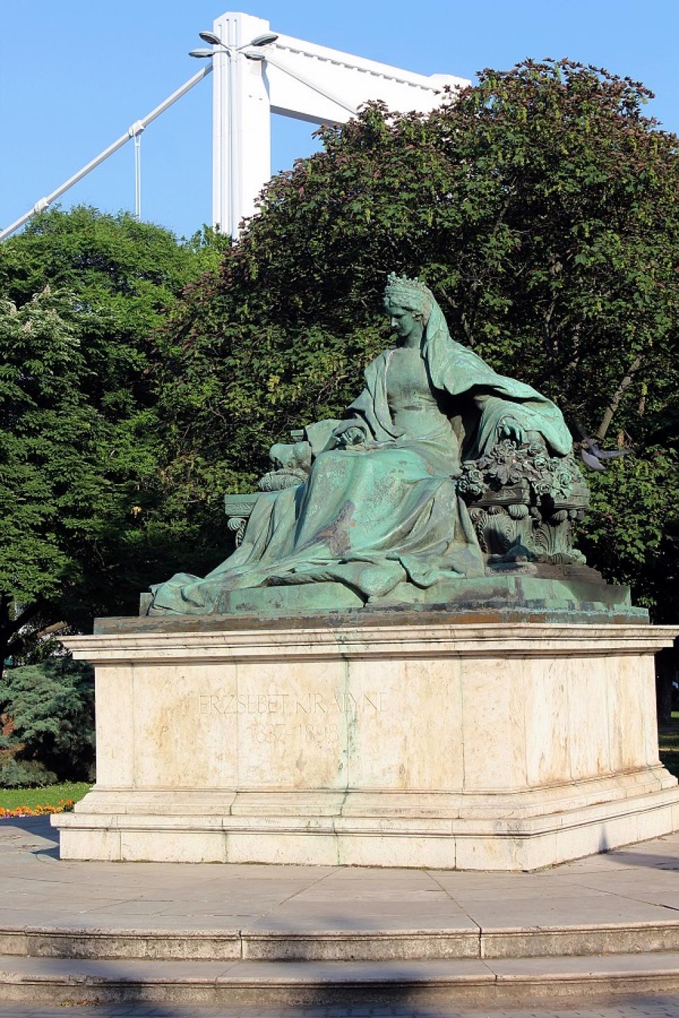 Erzsébet királyné hányattatott sorsú budapesti szobra