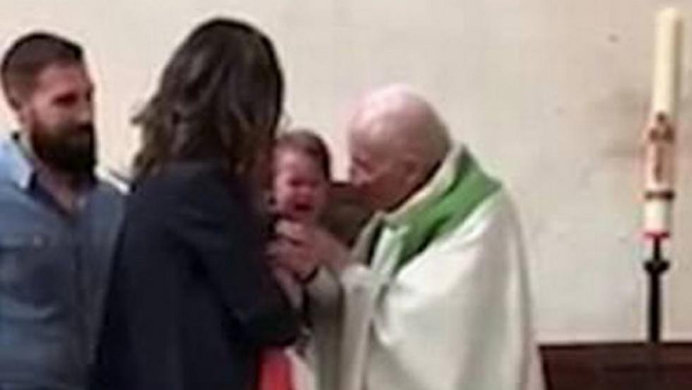 Keresztelő közben pofozta meg a síró babát a pap – videó
