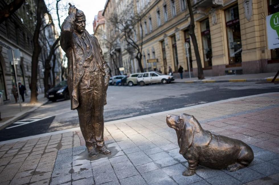 A turisták nem értik, hogy mit keres Columbo szobra Budapesten