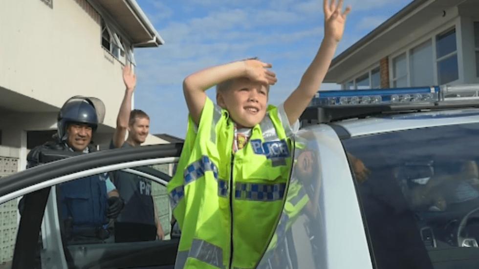 Meglepetés érte az 5 éves kisfiút, aki titokban hívogatta a rendőrséget