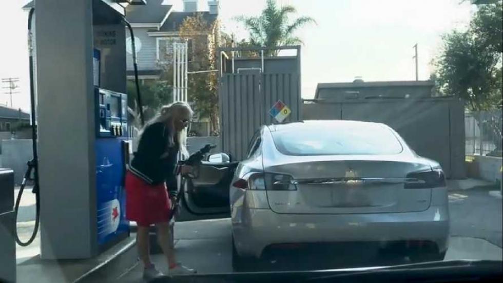 Benzinkúton akarta megtankolni a Tesláját egy idióta szőke nő - videó