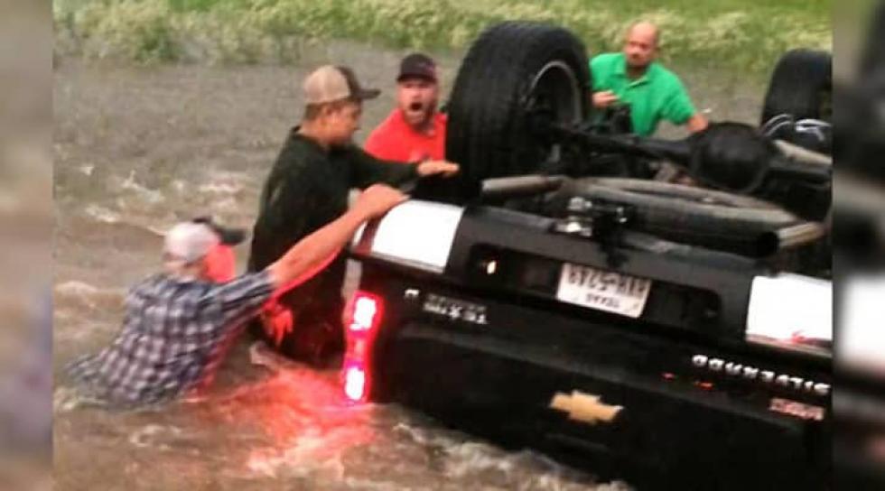 Hős idegenek mentettek ki egy kétgyerekes családot a folyóba esett autóból