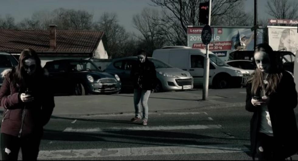 Zombiként ábrázolják a mobiljukat nyomkodó gyalogosokat egy sokkoló videóban