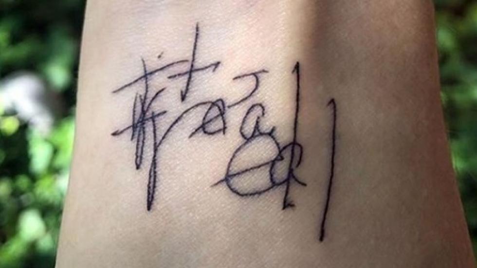 Misztikus okból tetováltatta a „Létezik” szót a csuklójára Madie Johnson