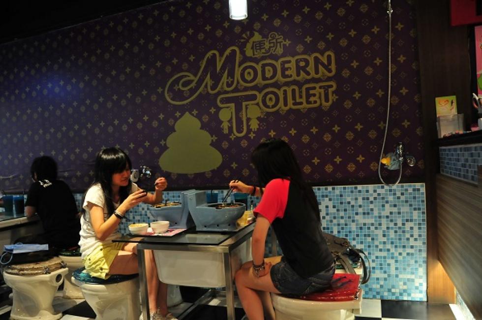 WC-formájú csészében szolgálják fel az ételt a Modern Toilet Étteremben