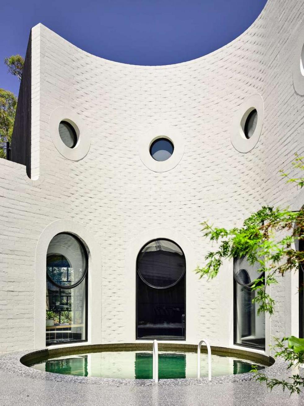 Boltívek és görbe formák teszik látványossá Melbourne-i Caroline házat