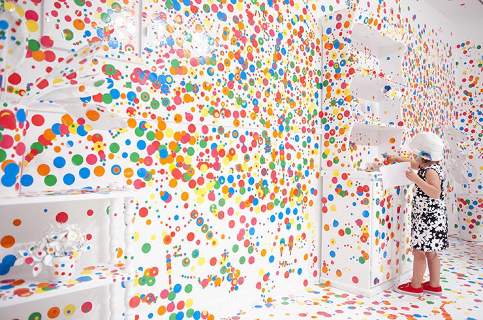 Gyermek által, több ezer színes matricával díszített mókás nappali- avagy a legszínesebb “otthon”, amit valaha láttál
