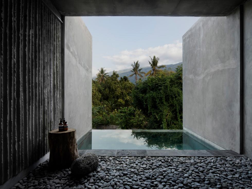 Durva betonfalak keretezik be a dzsungelre való eszméletlen kilátást a Bali Tiing szállodában