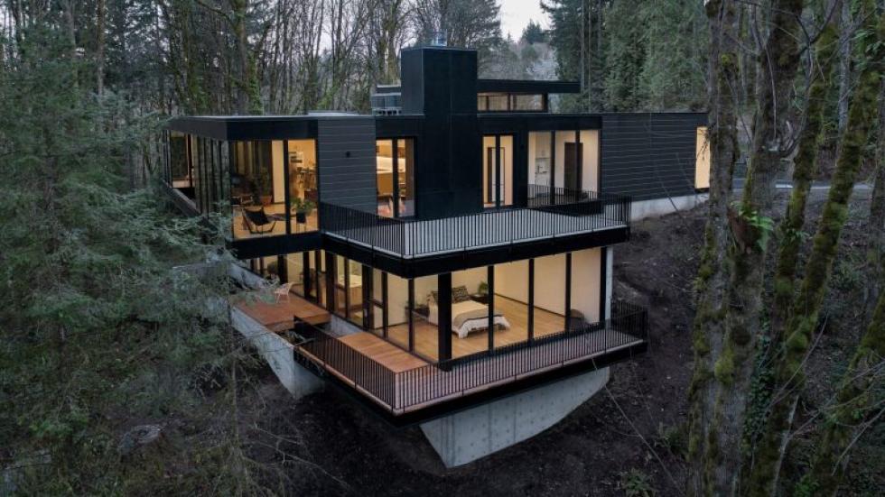 A fekete fa és üveg kontrasztja emeli ki az Oregon erdőjében épült Royal House projektjét