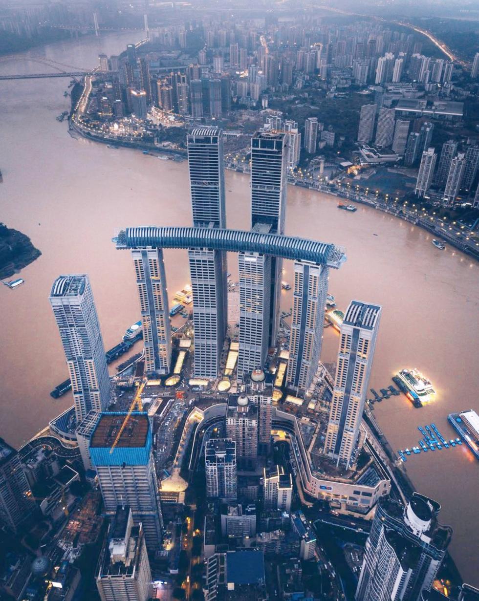 Megnyílt a világ első (és "legmagasabb"?) vízszintes felhőkarcolója Kínában