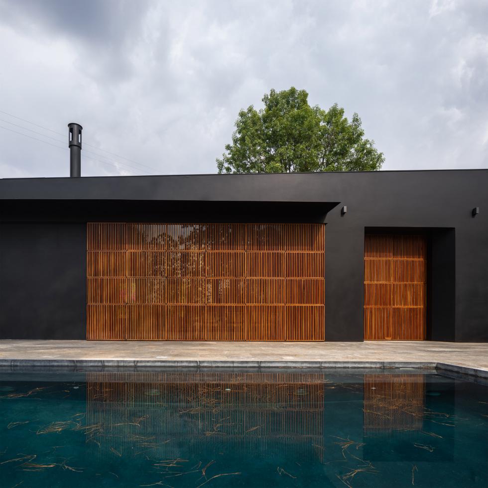 Matt fekete homlokzat és halvány belső terek jellemzik az egyedülálló formatervezésű mexikói családi házat
