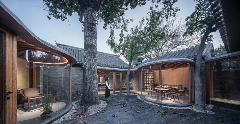 Hullámzó üvegszobák fokozzák a hagyományos pekingi családi ház megjelenését