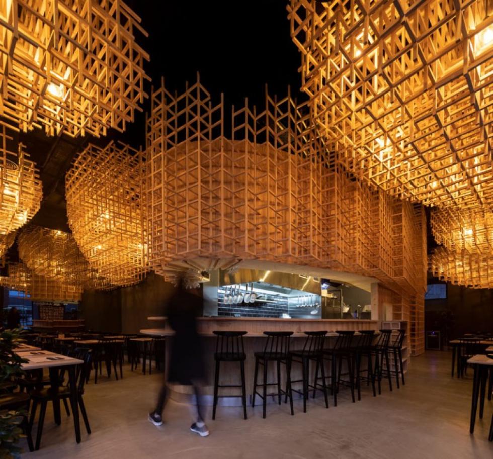 3 dimenziós fából készült lugas díszíti a lisszaboni étterem mennyezetét
