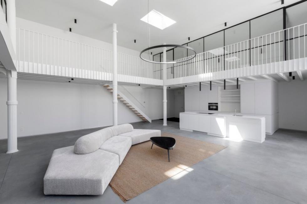 Modern minimalista otthon lett egy 19. század végéről munkás lakásból