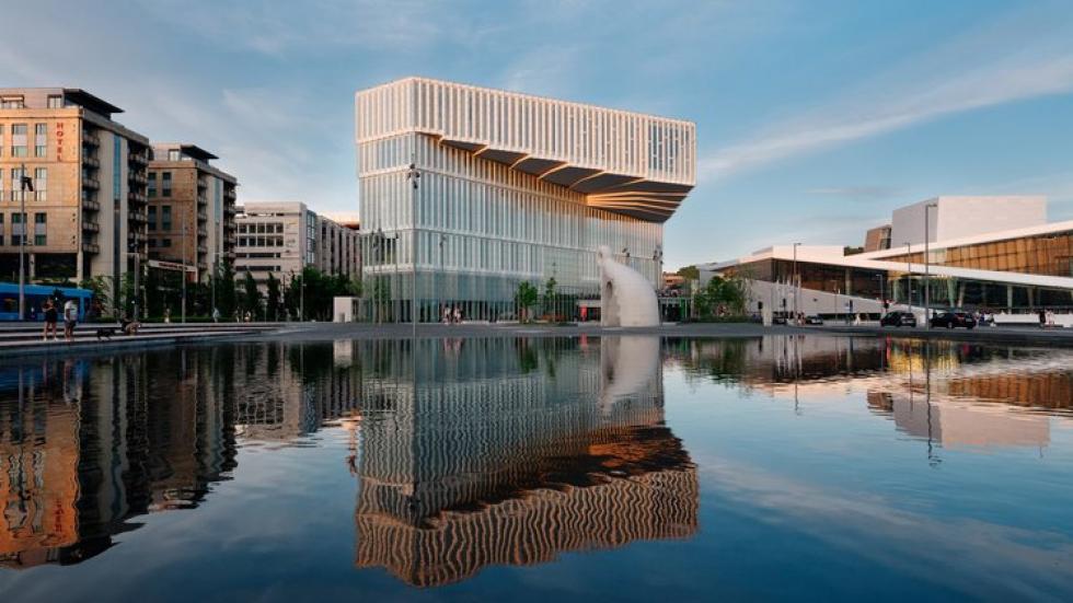 A vízfelszín fölé nyúlik Oslo lenyűgöző nyilvános könyvtára