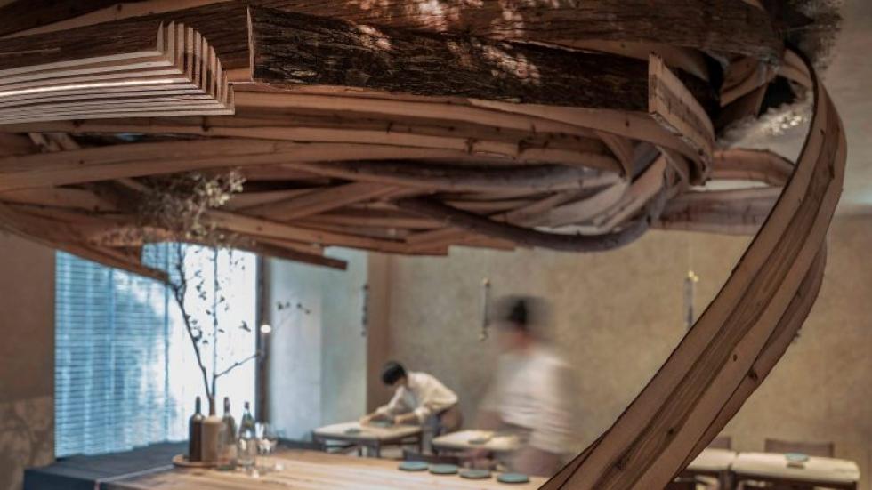 Cédrusfa “örvény” díszíti a tajpeji Embers étterem mennyezetét