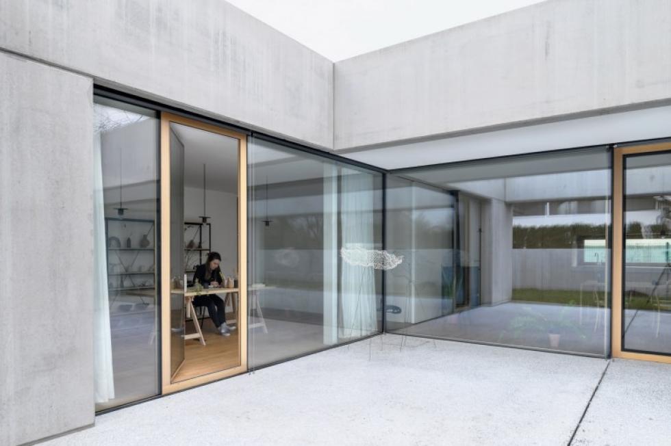 Otthonként és munkahelyként funkcionáló brutalista betonház