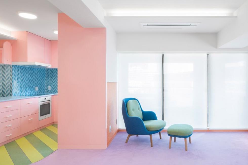 Nagatachō Apartment: vidám színekkel telt otthon, Adam Nathaniel Furman tervezésében