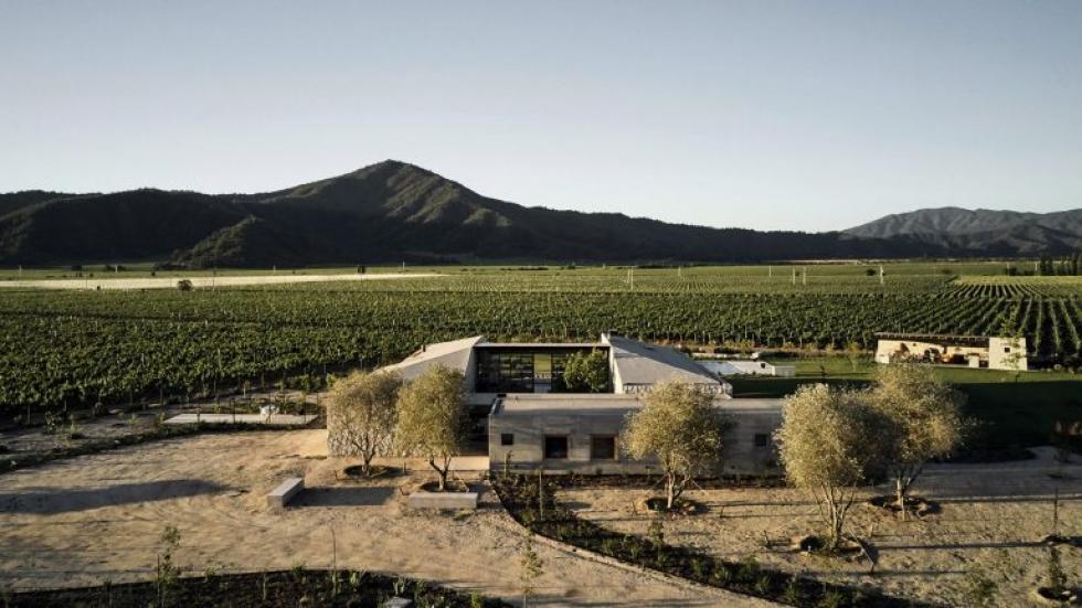 Rusztikus luxus: Matías Zegers Arquitectos egy belső udvaros kőházat épített a chilei borvidéken