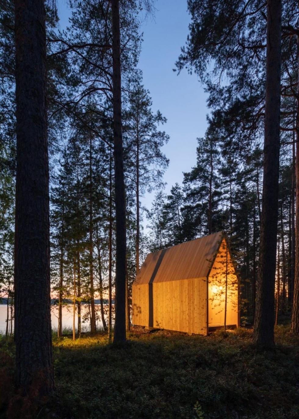 Az Ortraum Architects egy modern erdei kunyhót épített laminált falapokból