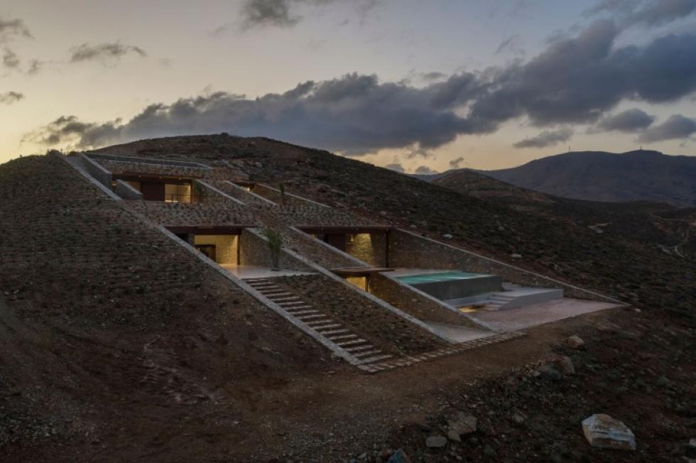 NCaved: egy domboldalba épített lenyűgöző rezidencia