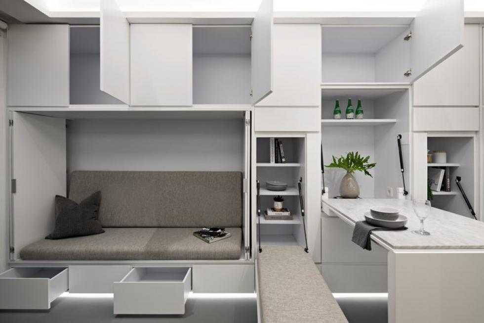 Rejtett, lehajtható bútorok teszik élhetővé a 40 négyzetméteres lakást